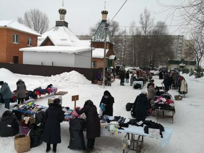 На площади перед храмом Серафима Саровского прошла традиционная благотворительная ярмарка