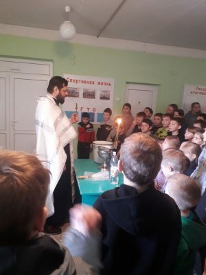 Священник совершил водосвятный молебен в средней общеобразовательной школе села Вирга