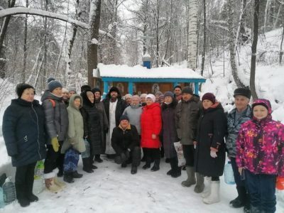Священнослужитель совершил чин великого освящения воды на Полянских родниках в Шемышейке