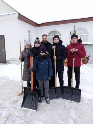 Ребята из волонтерского отряда «Забота» помогли Михайло-Архангельской церкви с. Вирга