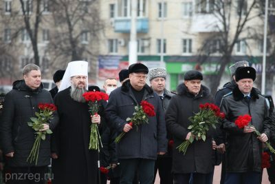 Митрополит Серафим возложил цветы к Монументу воинской и трудовой Славы
