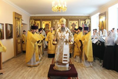 В престольный праздник митрополит Серафим совершил литургию в храме святителя Иннокентия Иркутского при семинарии