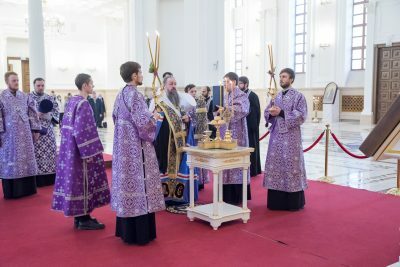 В канун Недели Крестопоклонной митрополит Серафим совершил всенощное бдение в Спасском кафедральном соборе