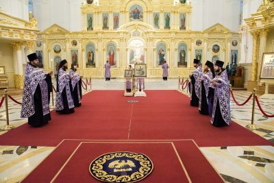 Митрополит Серафим совершил великое повечерие и полиелейную утреню в Спасском кафедральном соборе