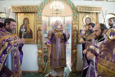 Во вторую Родительскую субботу Великого поста митрополит Серафим совершил литургию в Сергиевском храме-часовне на Новозападном кладбище