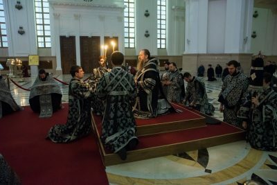 Митрополит Серафим совершил чин пассии в Спасском кафедральном соборе