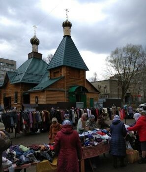 Перед храмом преподобного Серафима Саровского состоится благотворительная вещевая ярмарка