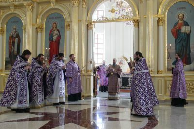 В субботу 1-й седмицы Великого поста митрополит Серафим совершил литургию в Спасском кафедральном соборе