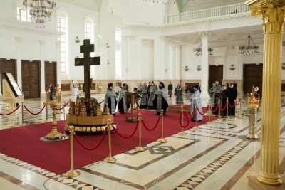 В Страстную Пятницу митрополит Серафим молился на богослужении Царских часов в Спасском соборе Пензы