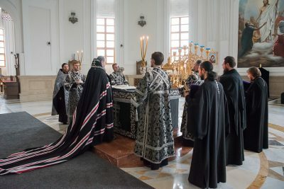 В канун среды Страстной седмицы митрополит Серафим молился за уставным богослужением в Спасском кафедральном соборе