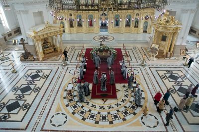 Митрополит Серафим совершил утреню Великой Субботы с чином погребения в Спасском кафедральном соборе