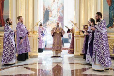 В третью Родительскую субботу Великого поста митрополит Серафим совершил литургию в Спасском кафедральном соборе