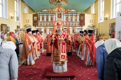Во вторник Светлой седмицы митрополит Серафим совершил Божественную литургию в Воскресенском храме г. Заречного