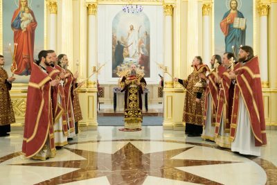 В Великий Четверг митрополит Серафим совершил вечерню и Божественную литургию в Спасском кафедральном соборе