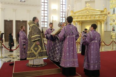 В канун Недели 4-й Великого поста митрополит Серафим совершил всенощное бдение в Спасском кафедральном соборе