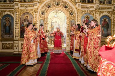 В Неделю святых жен-мироносиц митрополит Серафим совершил литургию в Успенском кафедральном соборе