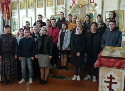 Старшеклассники средней общеобразовательной школы р. п. Шемышейка посетили Никольский молитвенный дом