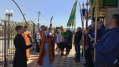 Протоиерей Александр Филиппов освятил место под строительство воскресной школы в деревне Камайка