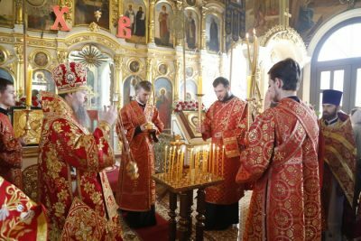 В день Радоницы митрополит Серафим совершил литургию и пасхальное поминовение усопших в Казанской церкви г. Кузнецка