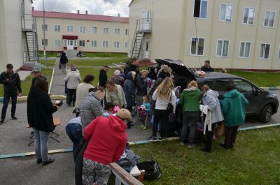 Сотрудники храма преподобного Серафима Саровского посетили беженцев в Леонидовке