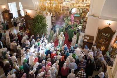 В день Святой Троицы митрополит Серафим совершил литургию в Троицком соборе Троицкого женского монастыря