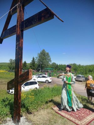 В Полеологово освятили поклонный крест при въезде в село