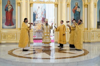 В Неделю 4-ю по Пятидесятнице митрополит Серафим совершил литургию в Спасском кафедральном соборе