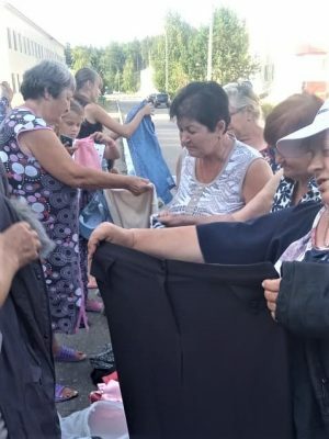 В леонидовский пункт размещения беженцев доставили партии одежды и продуктов
