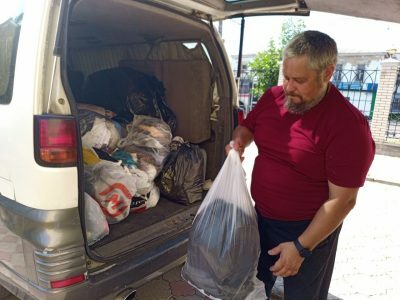 Приход Покровского собора оказал вещевую помощь беженцам