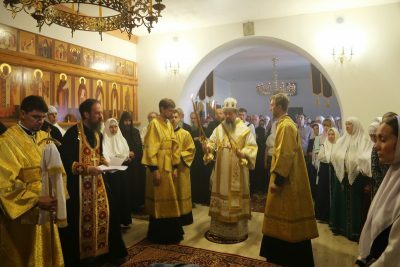 Митрополит Серафим возглавил Божественную литургию в Крестовоздвиженском единоверческом храме Кузнецка