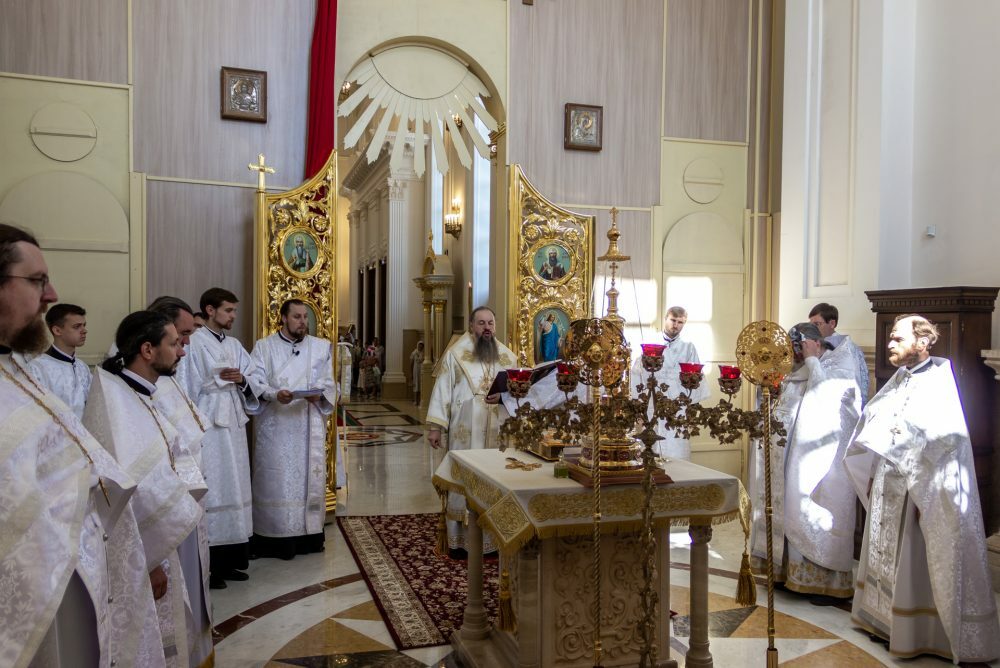 Митрополит Серафим совершил освящение Иннокентьевского придела и литургию в Спасском кафедральном соборе
