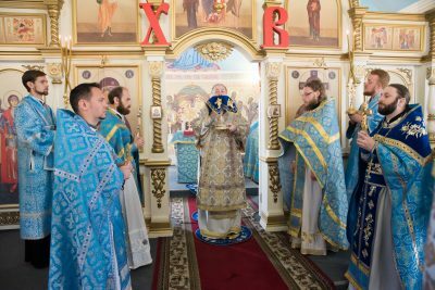 В день отдания праздника Успения Пресвятой Богородицы митрополит Серафим совершил литургию в Успенском храме поселка Победа