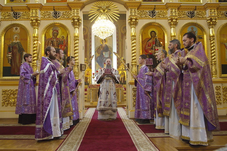 В праздник Воздвижения Креста Господня митрополит Серафим совершил литургию в Вознесенском кафедральном соборе Кузнецка