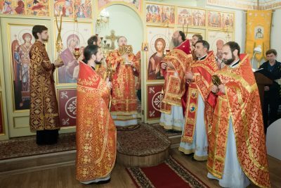 В престольный праздник митрополит Серафим совершил литургию в храме в честь священномученика Иоанна Рижского