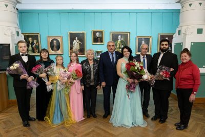 В областной картинной галерее состоялся концерт вокальной музыки Семейного православного театра