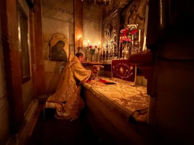 Митрополит Серафим совершил литургию в храме Воскресения Христова в Иерусалиме