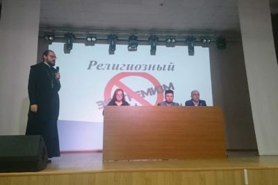 Священник Павел Колесников обсудил со студентами тему ксенофобии