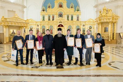 Митрополит Серафим наградил сотрудников регионального правительства за вклад в воссоздание Спасского собора