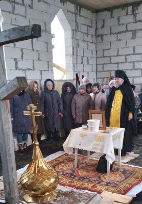 Благочинный Нижнеломовского района освятил купол и крест строящегося Никольского храма в селе Овчарное