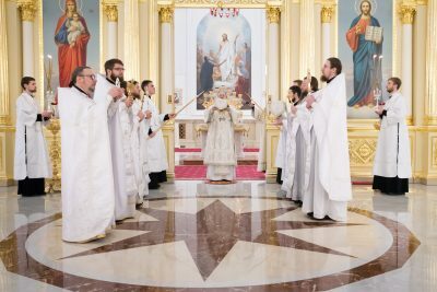Митрополит Серафим совершил литургию и освящение антиминсов в Спасском кафедральном соборе