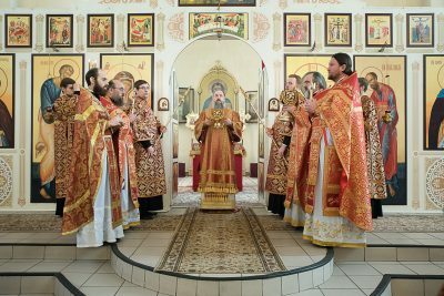 В Неделю 33-ю по Пятидесятнице митрополит Серафим совершил литургию в Петропавловском храме Пензы