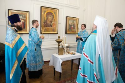 Митрополит Серафим совершил водосвятный молебен в часовне во имя Казанской иконы Божией Матери при художественном училище