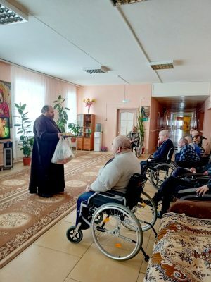 Священник посетил с пастырским визитом стационарное отделение для пожилых граждан и инвалидов в селе Наскафтым