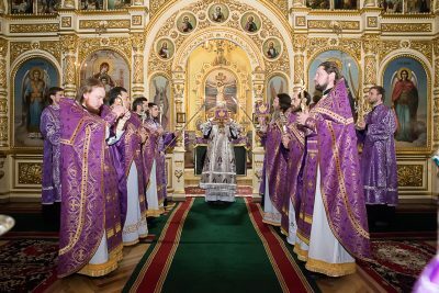 В первую Родительскую субботу Великого поста митрополит Серафим совершил литургию в Успенском соборе Пензы