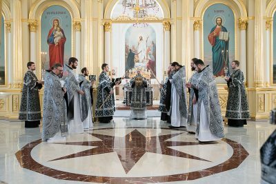 Митрополит Серафим совершил Литургию Преждеосвященных Даров в Спасском кафедральном соборе
