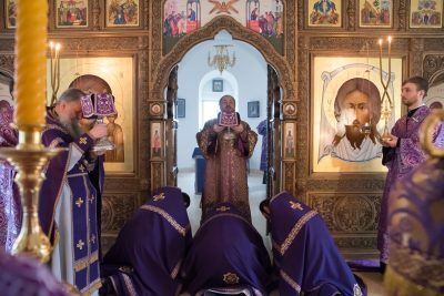 Митрополит Серафим совершил Литургию Преждеосвященных Даров в Спасо-Преображенском мужском монастыре