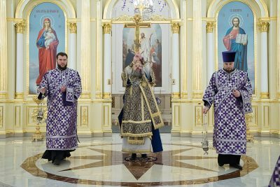В канун Недели Крестопоклонной митрополит Серафим совершил всенощное бдение в Спасском кафедральном соборе