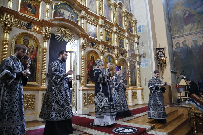 Митрополит Серафим совершил вечерню с чином Пассии в Вознесенском кафедральном соборе Кузнецка