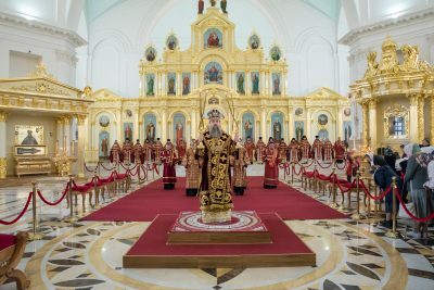 В Великий Четверг митрополит Серафим совершил вечерню и Божественную литургию в Спасском кафедральном соборе