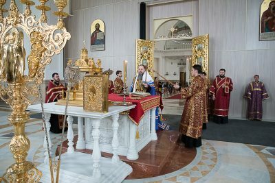 В канун Великого Четверга митрополит Серафим молился за уставным богослужением в Спасском кафедральном соборе